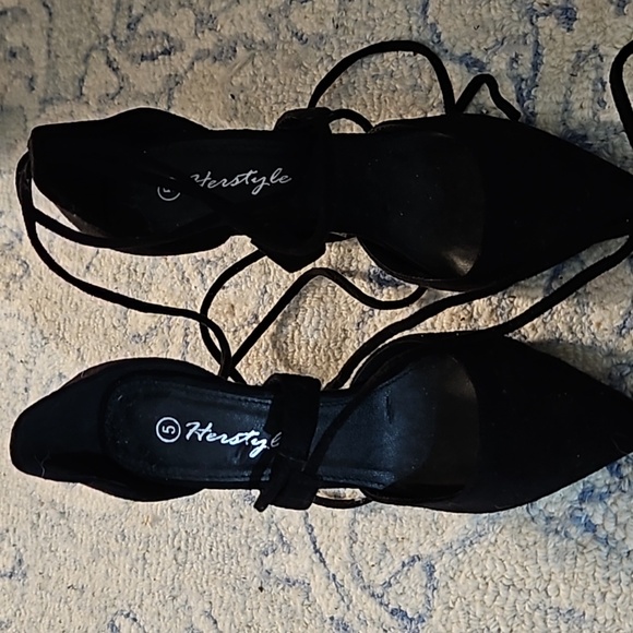 Black suede pointed toe stilettos that tie up the leg - Picture 2 of 4